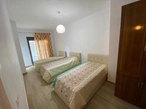 um quarto com 2 camas e uma janela em Oniss Apartment em Golem
