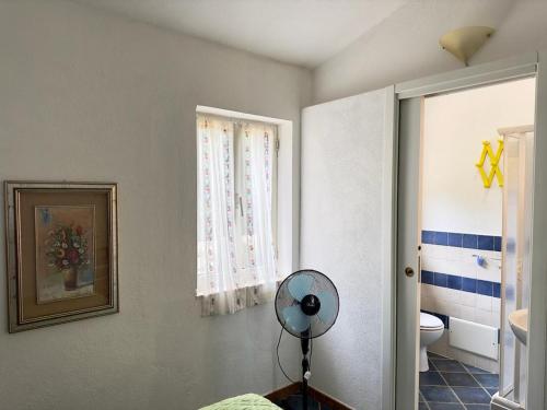 Baño con ventilador en la esquina de una habitación en Tramonto, Rena Majore, en Rena Majore