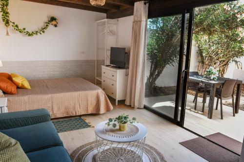 uma sala de estar com uma cama e uma porta de vidro deslizante em Mini Loft Tesa em Mácher