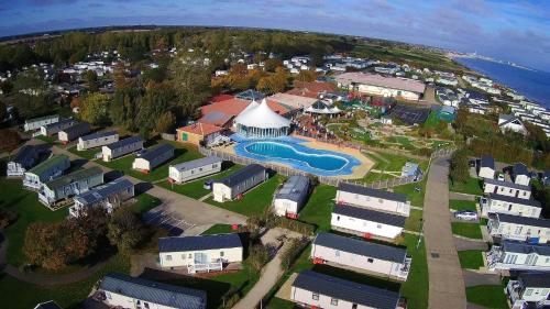 uma vista aérea de um resort com uma piscina em Lovely 8 Berth Caravan At Hopton Holiday Park To Hire In Norfolk Ref 80017l em Great Yarmouth