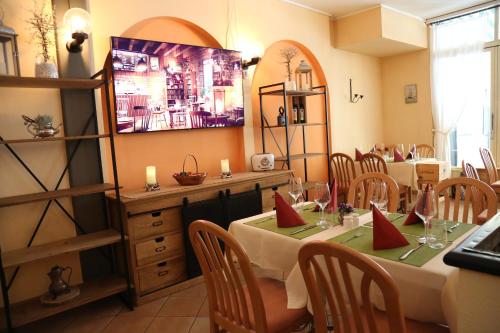 Un restaurante con mesas y sillas en una habitación. en Al Pozz Boutique Resort, en Locarno