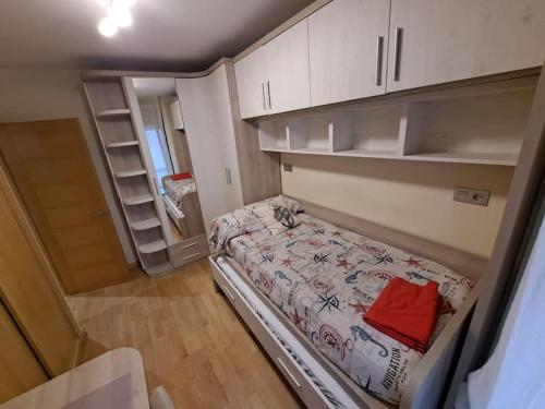 Cette petite chambre comprend un lit et un placard. dans l'établissement Viyago, à Oviedo