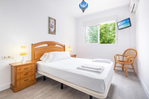 1 dormitorio con cama, escritorio y ventana en Gemelos 22 Resort Apartment 3-1C Levante Beach, en Benidorm