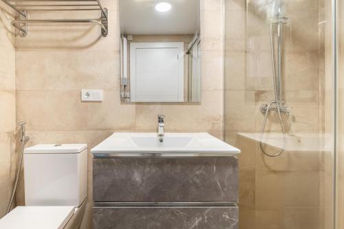 y baño con lavabo y ducha. en Gemelos 22 Resort Apartment 3-1C Levante Beach, en Benidorm