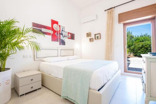 リド・マリーニにあるVilla Crigiada Luxury Poolの白いベッドルーム(ベッド1台、窓付)
