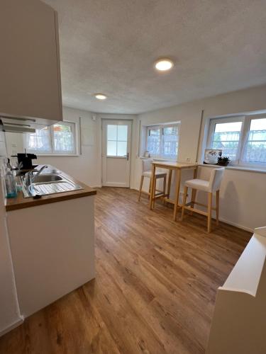 a kitchen and living room with a table and chairs at Café Canapé - Nähe Bodensee & Messe in Ravensburg