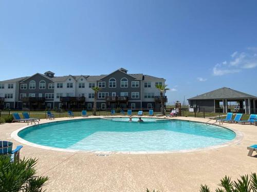 una grande piscina con sedie e persone di Pathway to the Sea by Coral Shores Padre a Corpus Christi