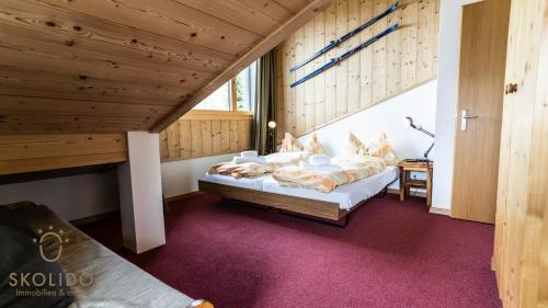 ein Schlafzimmer mit einem großen Bett im Dachgeschoss in der Unterkunft Haus Caroline, Riederalp Mitte Studio 2, Stock in Riederalp