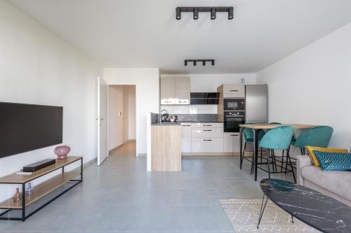 un salon avec un canapé et une table dans l'établissement Dans le Pré by Plaza, à Chessy