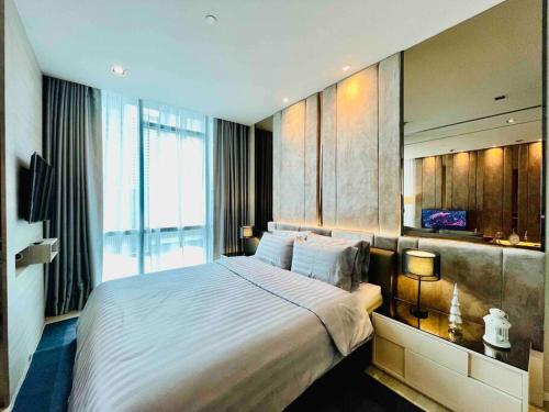 a bedroom with a large bed and a large window at Luxurious in Prime Area Bangkok (PickupService) in Bangkok