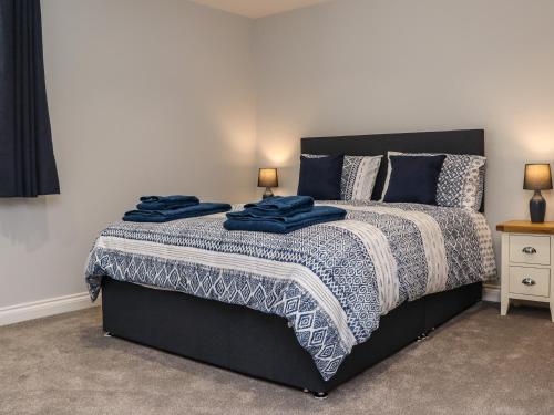 モーペスにあるThe Wavesのベッドルーム1室(青いタオル付きのベッド1台付)