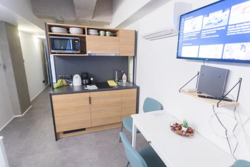 Peaceful Basement Apartment with Terrace & free GYM 1077 Budapest, Rottenbiller utca 17 C. fszt.16-23 kép - 3