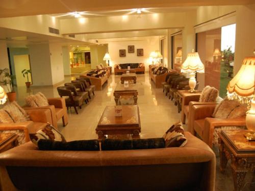 Zona de estar de The White Hotel Katra, a member of Radisson Individuals