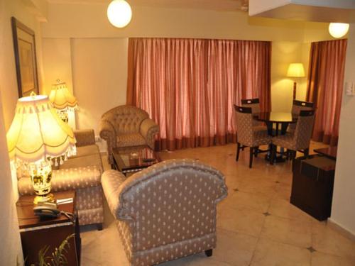 Zona de estar de The White Hotel Katra, a member of Radisson Individuals