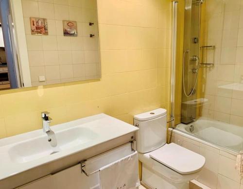 a bathroom with a toilet and a sink and a shower at Nuevo Terraza y parking, 2 hab, 2 baños, 6-7 p, Abierto alquiler Mayo y Jun min 3 noches in Llanes