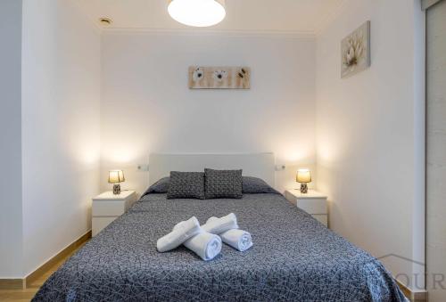 - une chambre avec un lit doté de 2 oreillers blancs dans l'établissement Inftour President 1 Apartamento, à Calp