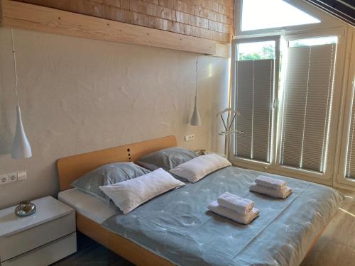 Ένα ή περισσότερα κρεβάτια σε δωμάτιο στο Ferienwohnungen im Hegau