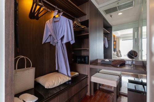 Postel nebo postele na pokoji v ubytování Cape Panwa Hotel Phuket