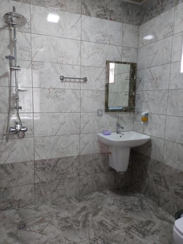 y baño con lavabo y espejo. en Quiet Place en Gabala