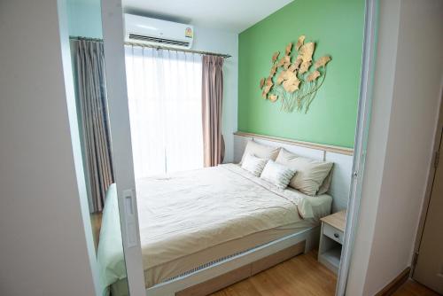 a small bed in a room with a window at Catory River View in Bang Phongphang