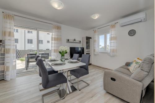Deluxe suites with private garden, central