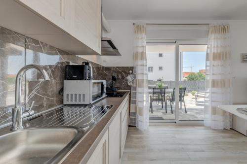 Deluxe suites with private garden, central