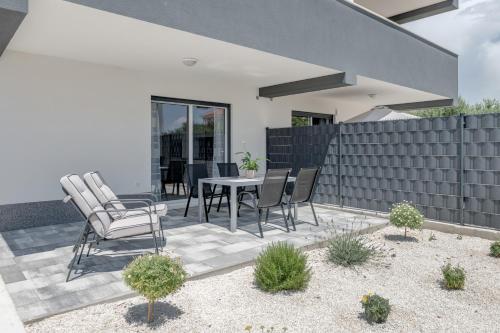 Deluxe suites with private garden, central