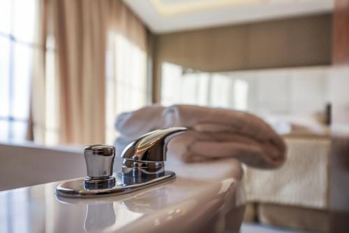 Gallery image of Elegance Luxury Executive Suites - Adults Only in Tragaki