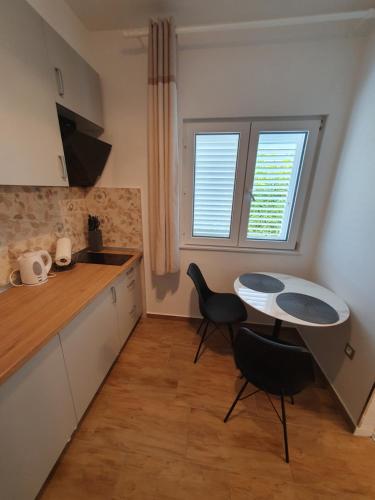 ZITA - Heart of Rovinj, apartment for 2, free parking, 2min center, 5min beach walk
