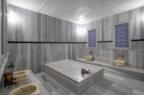 Harmony Hotel Merter & SPA في إسطنبول: حمام مع مغسلتين ودورتين مياه