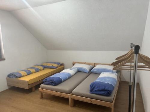 Zimmer mit 2 Betten und blauen Kissen in der Unterkunft Chalúpka Mischel in Raková