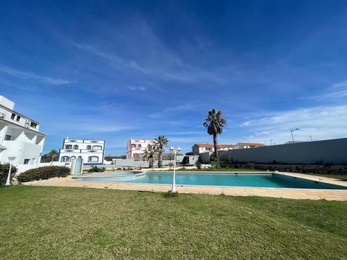 La alberca dentro o cerca de Apartamento Don Tenório com piscina Sagres