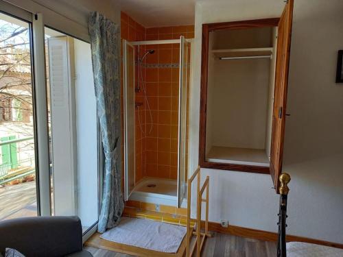 uma casa de banho com um chuveiro e uma porta de vidro em Comps sur Artuby, le tilleul et le four, Jabron em Comps-sur-Artuby