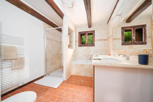 a bathroom with a sink and a shower at Chalet La Foux - Ancienne ferme rénovée in Allos