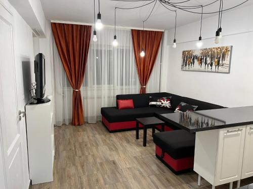 ブカレストにあるFirst Studioのソファとテーブルのあるリビングルーム