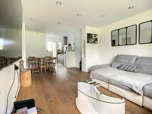 un salon avec un canapé et une table dans l'établissement Cinéma Spot Light Lyon Caluire - trois parkings sécu, à Caluire-et-Cuire