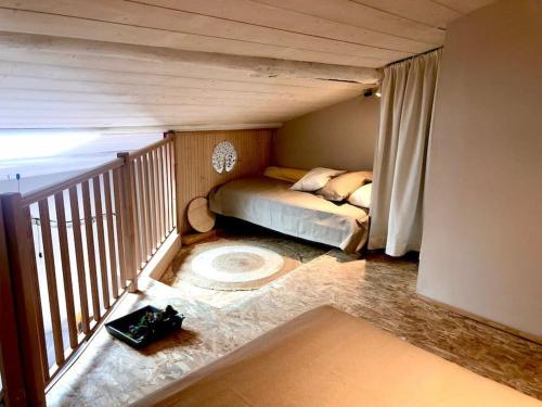 een slaapkamer met een bed en een balkon bij Grand studio indépendant in Paulhan