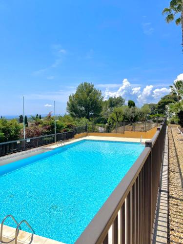 une piscine sur le balcon d'une maison dans l'établissement Appartement vue exceptionnelle, à Saint-Raphaël