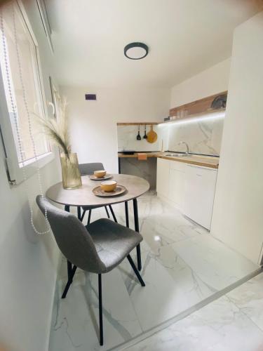 una mesa pequeña y una silla en la cocina en Urban Chic Studio, en Niš