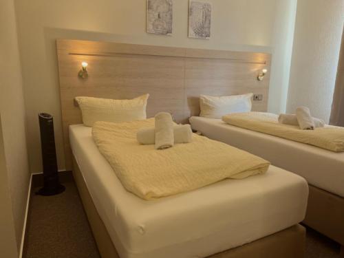 2 camas con toallas en una habitación en Altes Sudhaus en Aschaffenburg