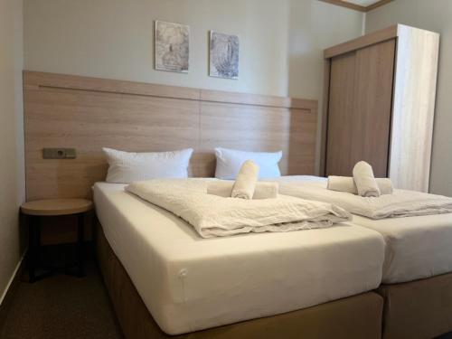 1 dormitorio con 2 camas con sábanas blancas en Altes Sudhaus en Aschaffenburg