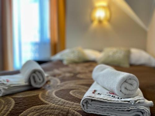 シュツァブニツァにあるApartamenty Kornajeのベッドにタオルを用意しています。