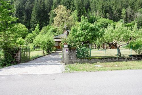una entrada que conduce a una casa con una valla en La Casa di Luisa, Un tuffo nel verde! 