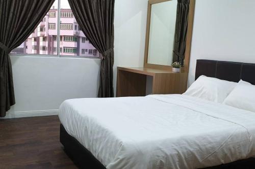 a bedroom with a large bed and a window at 2. Luxury Kristal Condo 2 丹绒亚路高級市中心住宅 in Kapayan