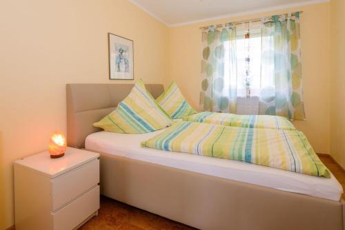 ein Bett mit zwei Kissen darauf in einem Schlafzimmer in der Unterkunft Ferienwohnung-Panoramablick -4 in Bodenmais