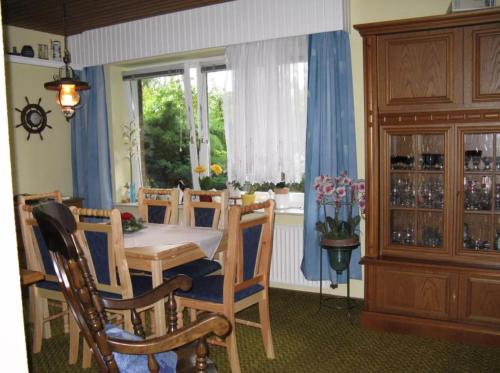 uma sala de jantar com uma mesa e cadeiras e uma janela em Ferienhaus Ockholm em Ockholm