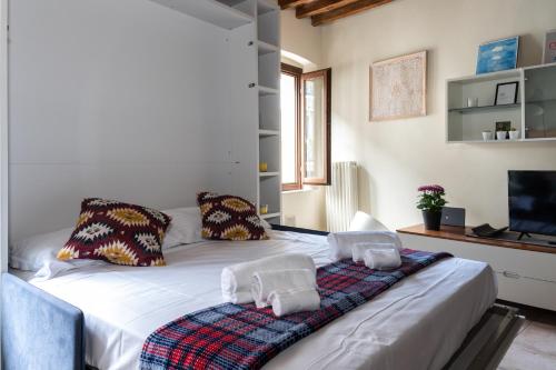 ein Schlafzimmer mit einem Bett mit Handtüchern darauf in der Unterkunft A due passi della casa natale del Maestro Toscanini in Parma