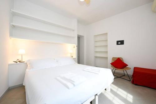 Una cama o camas en una habitación de Oleandro apartment directly on the lake