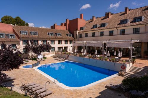una gran piscina frente a un edificio en Hotel Antequera Hills, en Antequera