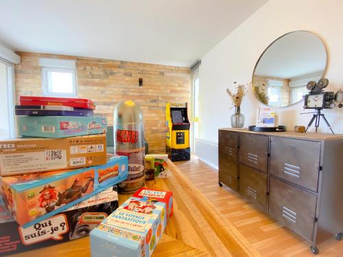 une chambre avec une cheminée et une commode dans l'établissement L'Arcade, à Calais